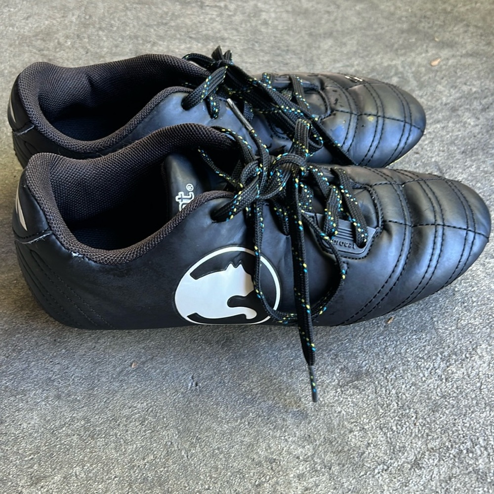 Preowned boys soccer cleats